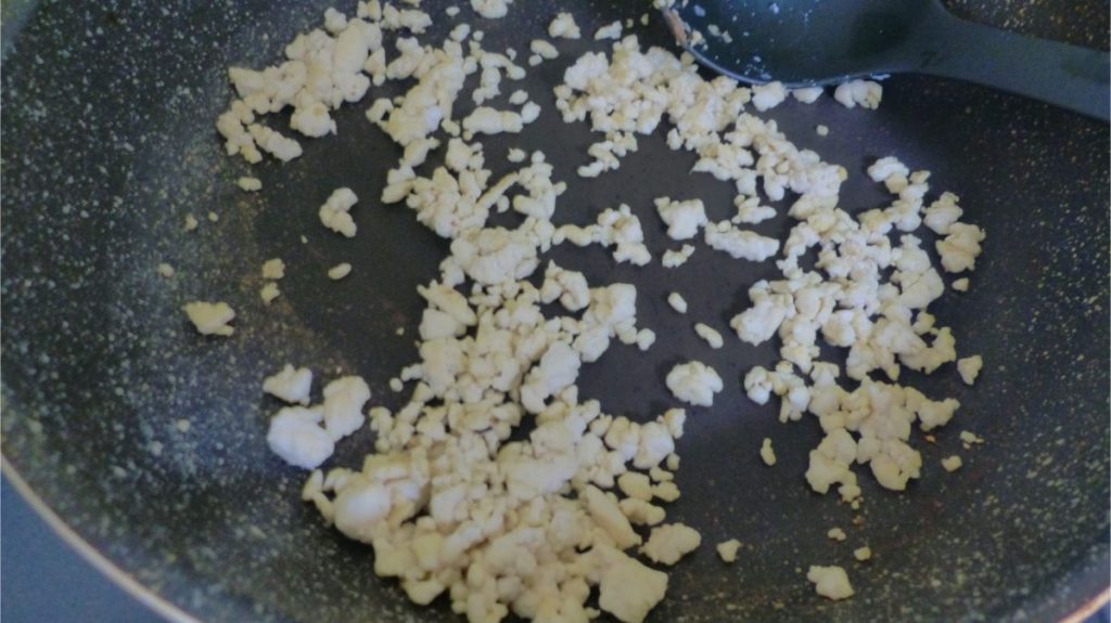 豆腐エッグを水蒸気がでなくなるまでしっかりと炒める