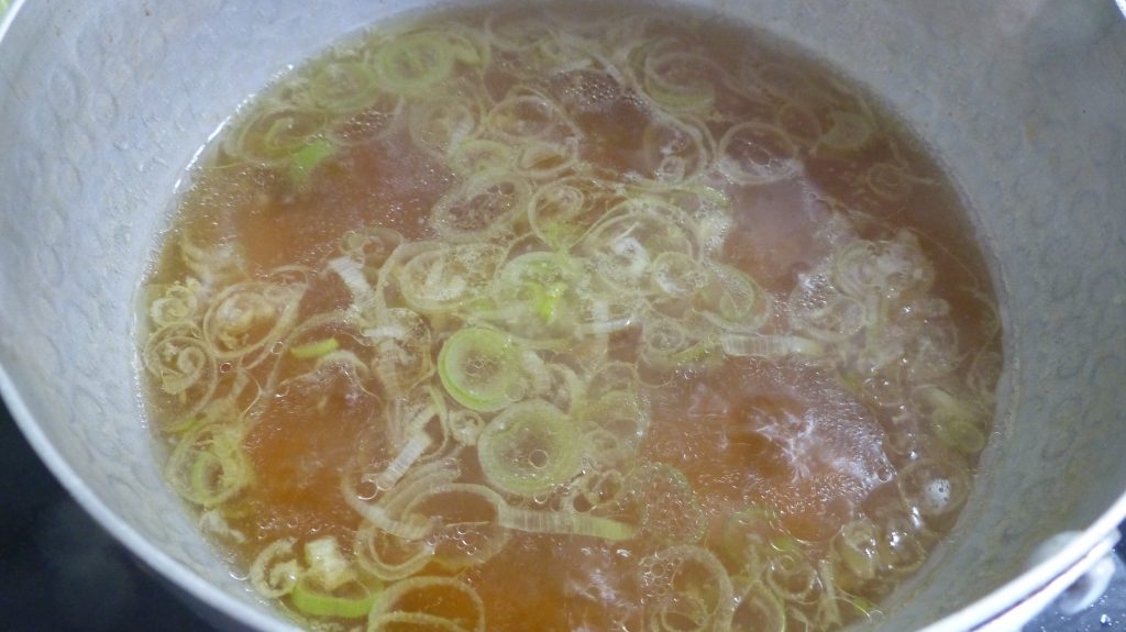 ニンニク・水・昆布だし・醤油を入れスープを作る
