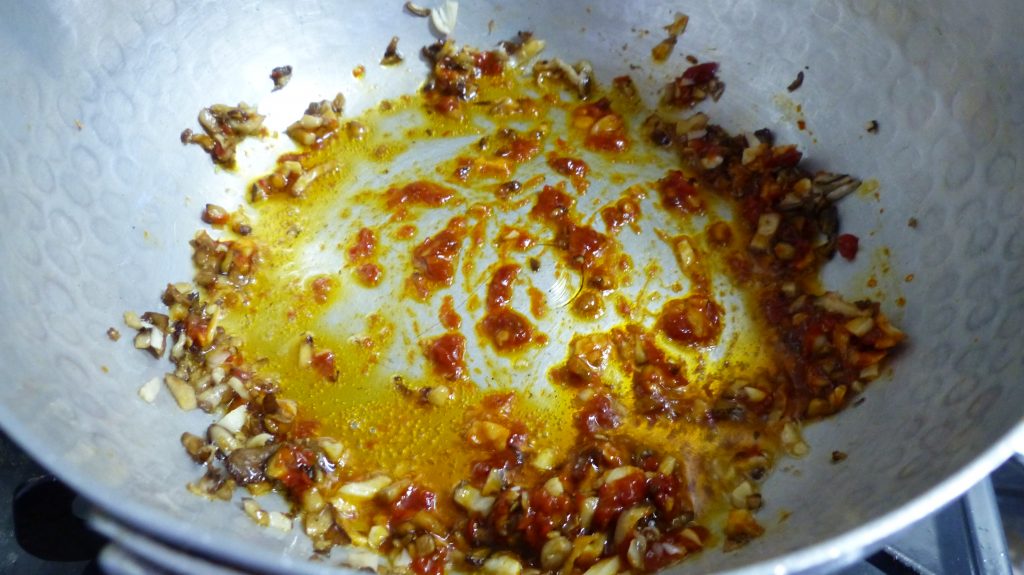 別の鍋にゴマ油を引き、シイタケ・ニンニク・豆板醤を炒める