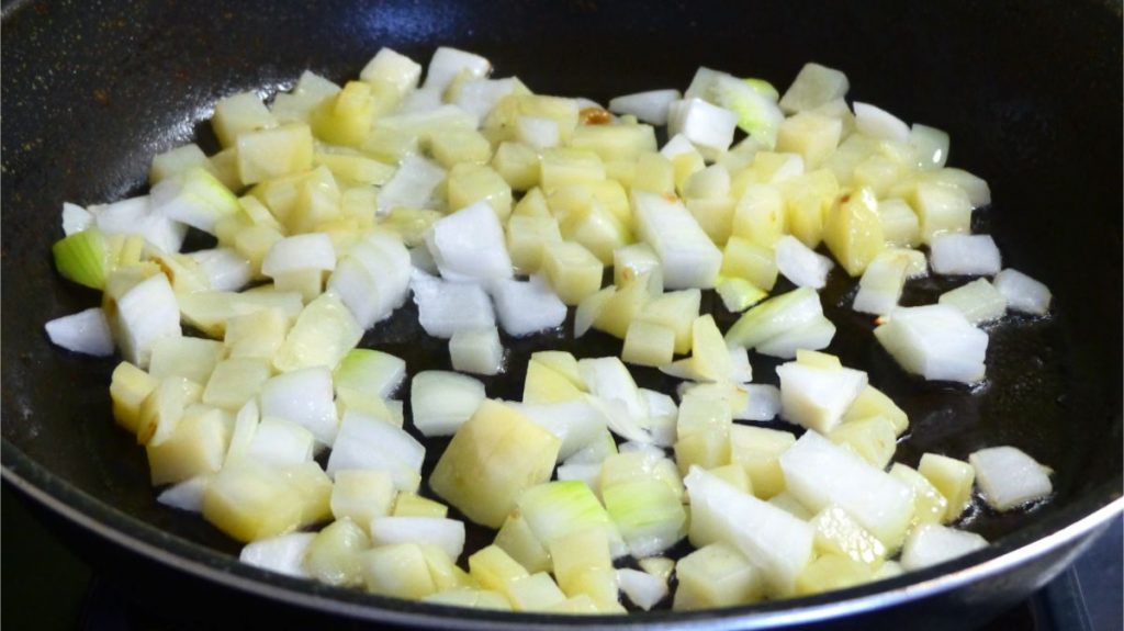 鍋に油を引き、ジャガイモと玉ねぎを中火で炒める