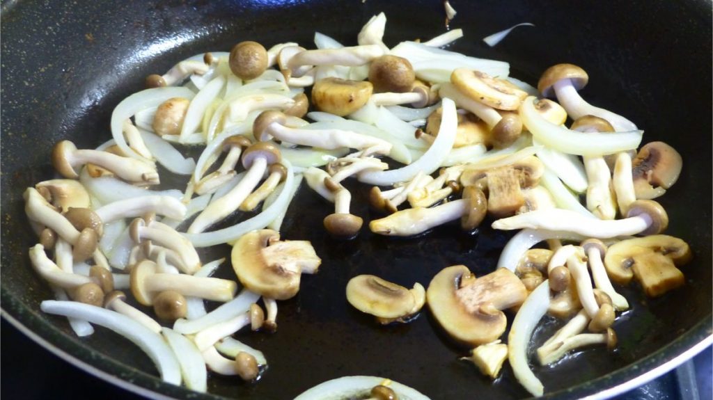 フライパンにオリーブオイルを引き、キノコと玉ねぎを炒める