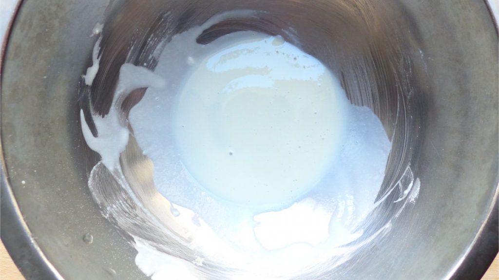 くず粉・寒天と少量の豆乳を混ぜ、しっかりと溶かす